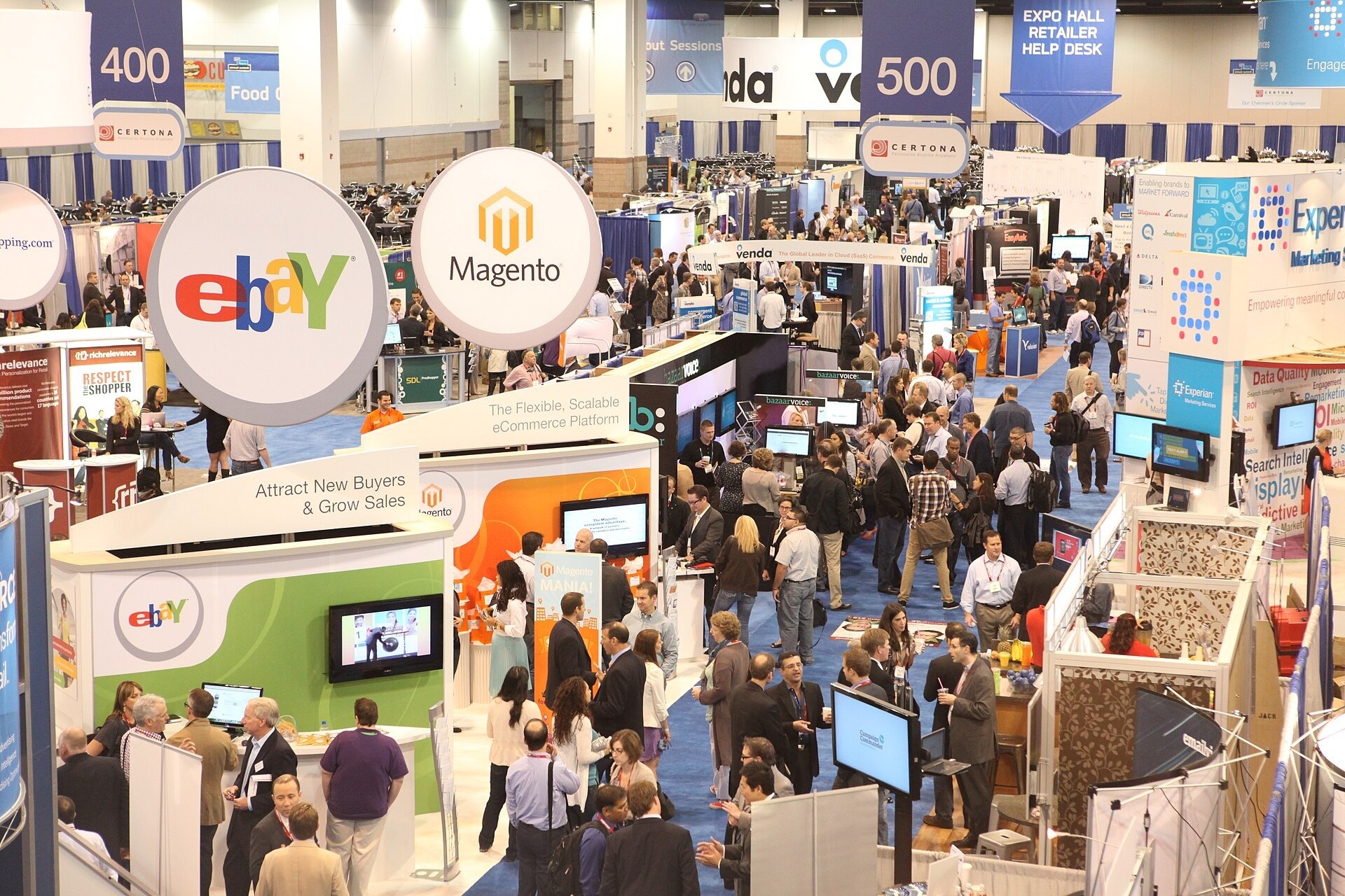 Les visiteurs entre les stands du hall d’exposition NRF à New York